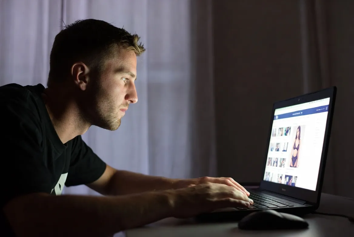 לבחור חשפנית ב-5 דקות או להתלבט שבוע איך באמת מקבלים החלטות כאלה